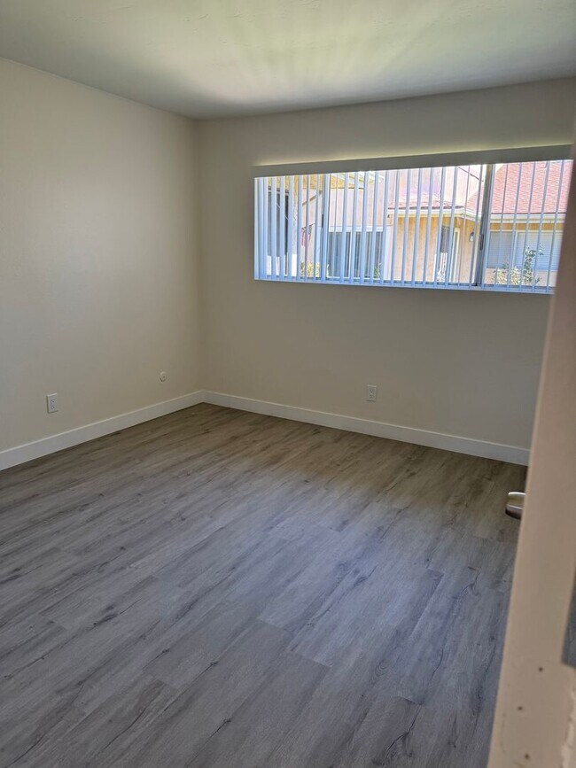 Building Photo - $250.00 1st Month's Rent! Utilities Included!