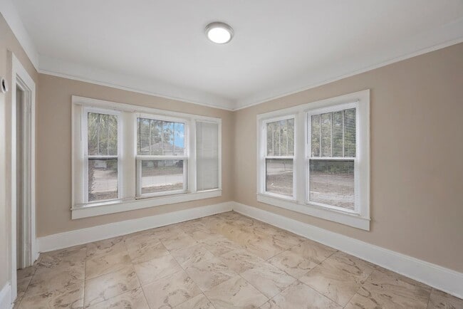 Building Photo - Large 3bdrm/1bath/+ bonus room ***Section ...