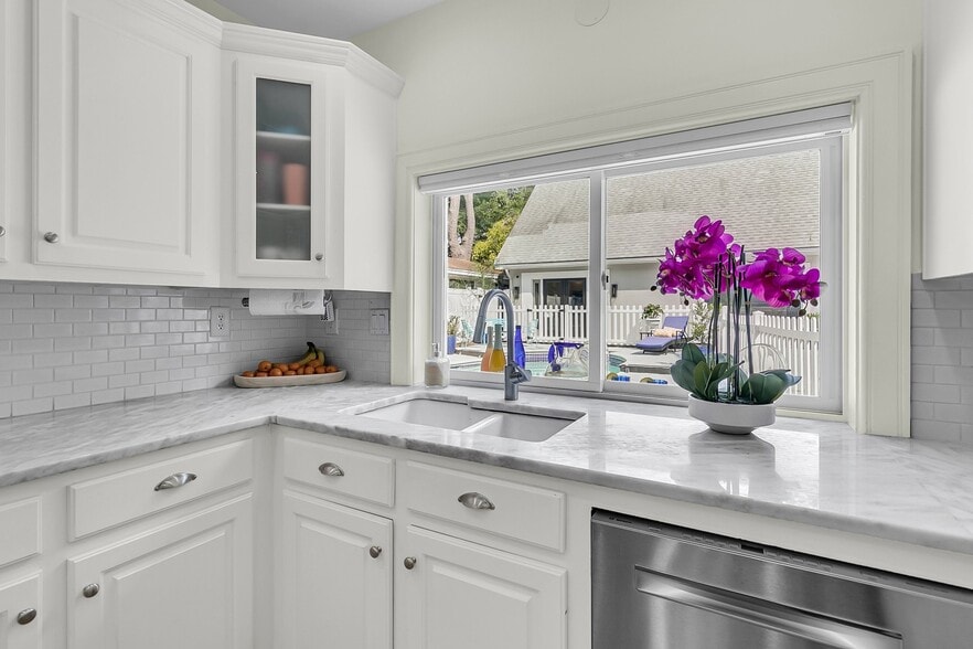 Kitchen - 2142 Golfview Dr