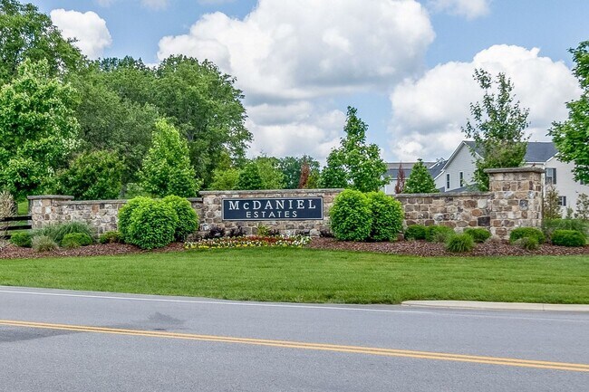 Building Photo - 7-bedroom, 5-bath, Home w/ 3-Car Garage in Williamson Co.