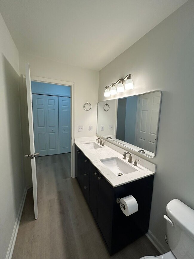 Building Photo - Beautifully Remodeled 4/2