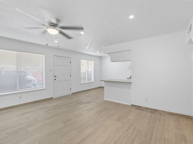Building Photo - 6700 Escondido Dr