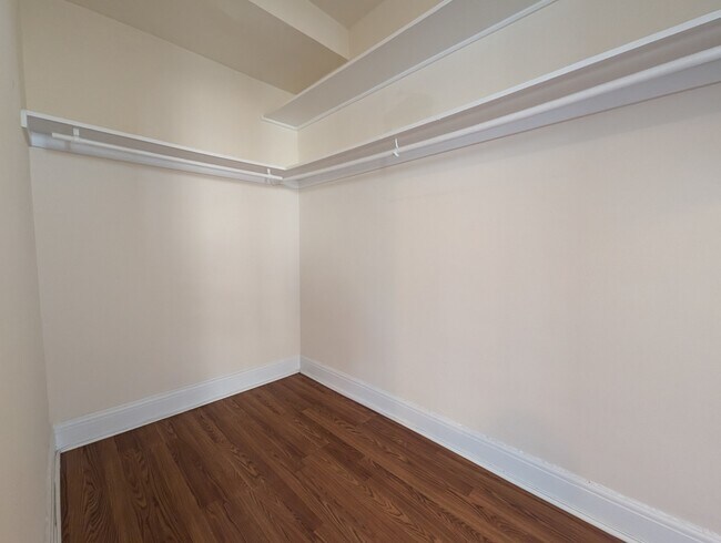 Building Photo - 3335 W Diversey Ave