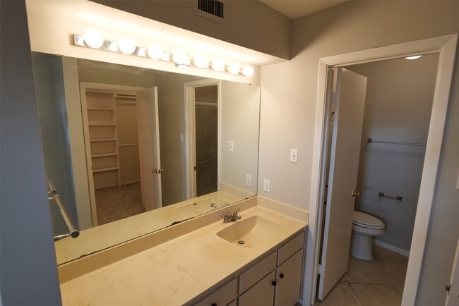 Building Photo - 9526 Val Verde St