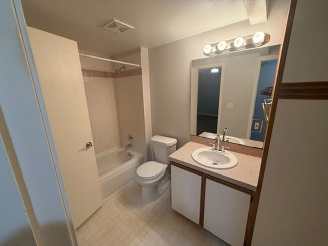 Building Photo - 2900 Ross Dr