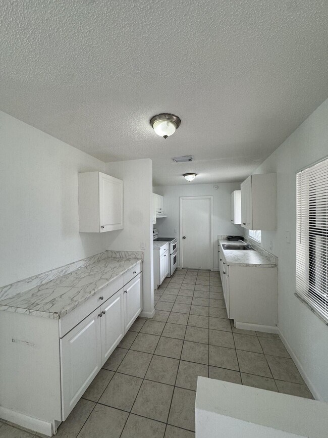 Building Photo - 710 NW Airoso Blvd