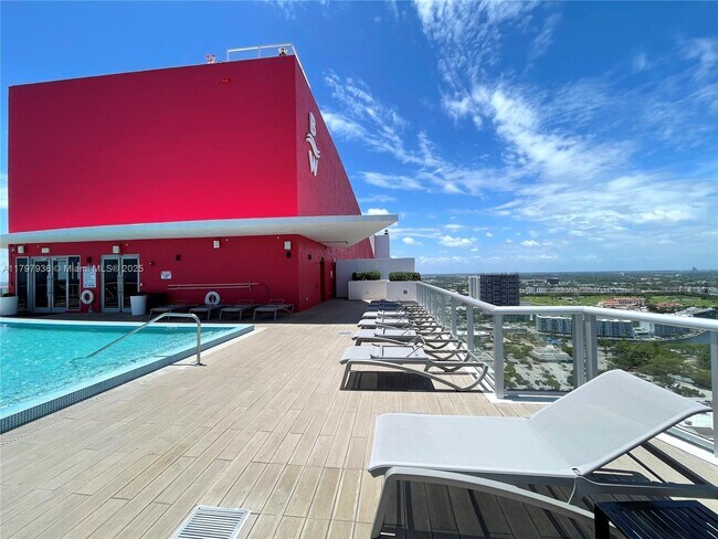 Building Photo - 2600 E Hallandale Beach Blvd