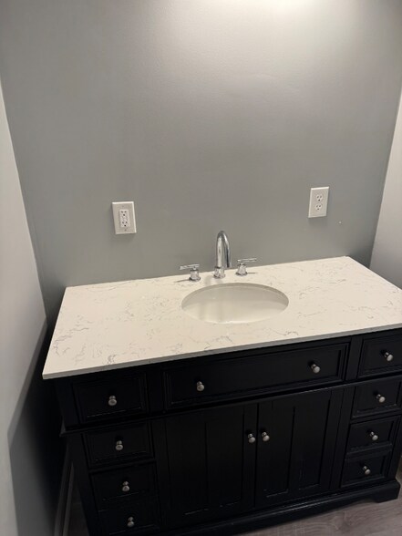 Building Photo - 924 W 49th St