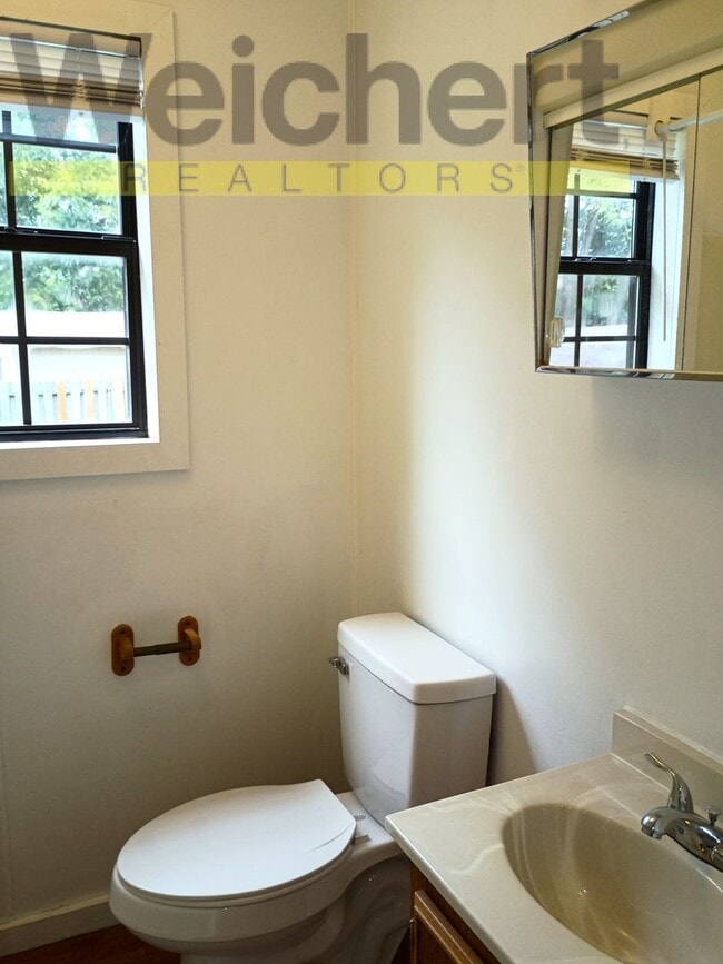 Building Photo - Cozy 2 Bed, 1 Bath Home