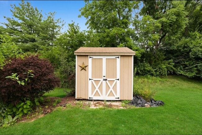 Building Photo - 2235 Briarwood Dr