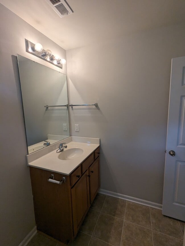Building Photo - CORNELIUS  2 BEDROOM TOWNHOME