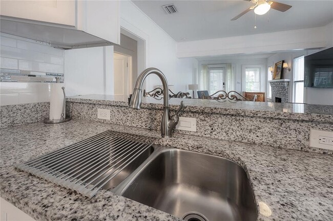 Building Photo - 207 W Hiawatha St