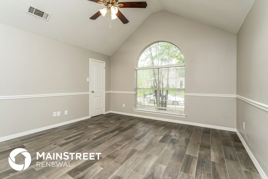 Building Photo - 633 Fern Dr