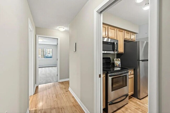 Building Photo - 2727 W 43rd St