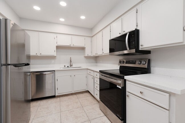 Building Photo - Recently renovated 3 br unit on 2nd floor of gated Desert Shores community