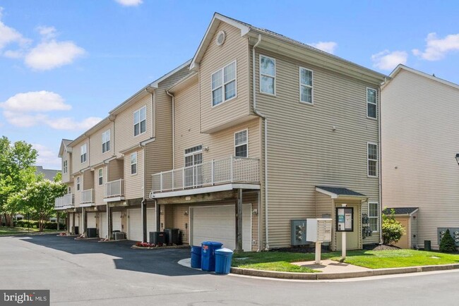 Building Photo - 519 Ensemble Ct