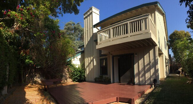 Building Photo - Gorgeous 3BR/2BA Two-Story Home with High ...