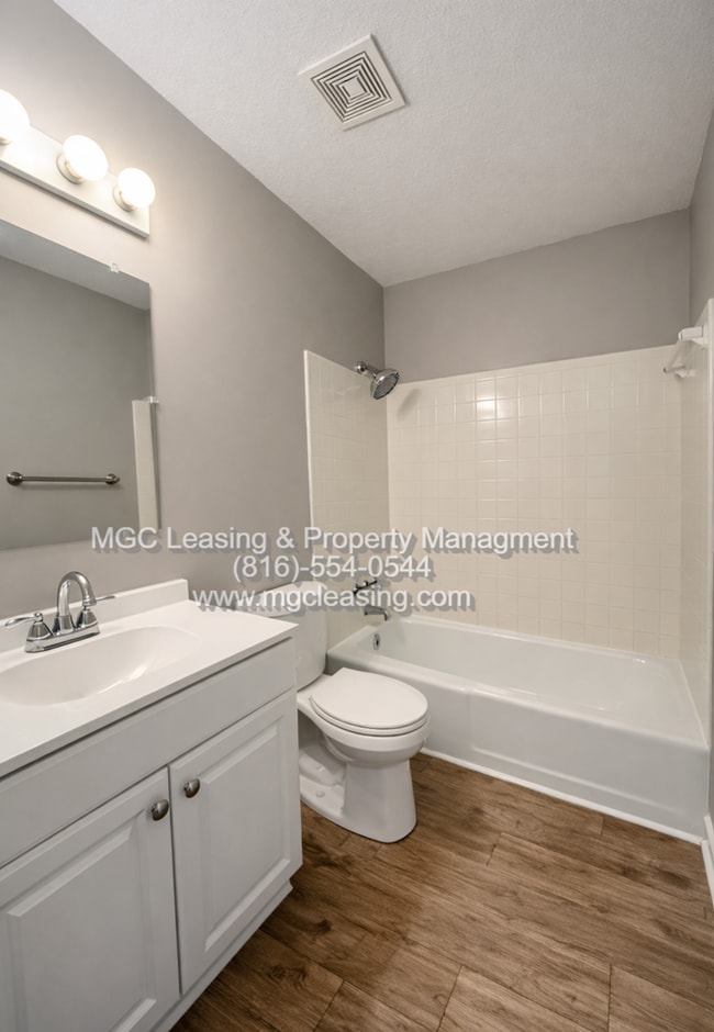 Building Photo - Raytown Duplex Available for Immediate Move-In