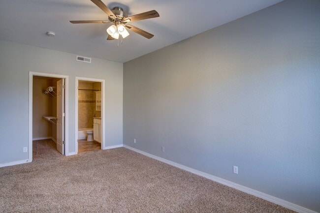 Building Photo - 2 bedroom Townhome w/Garage in Gated Commu...