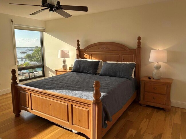 Building Photo - 625 NW North River Dr