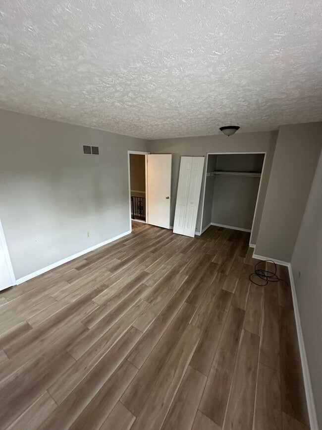 Building Photo - Updated 3 Bed 1.5 Bath Townhome with basem...