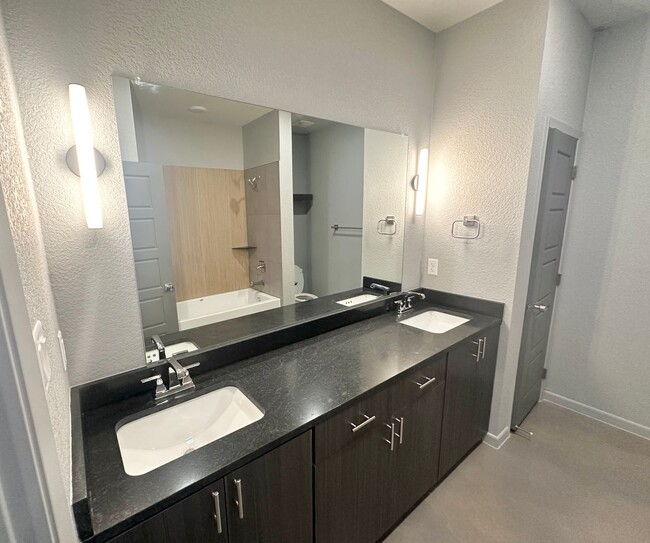 Building Photo - AVAILABLE NOW!