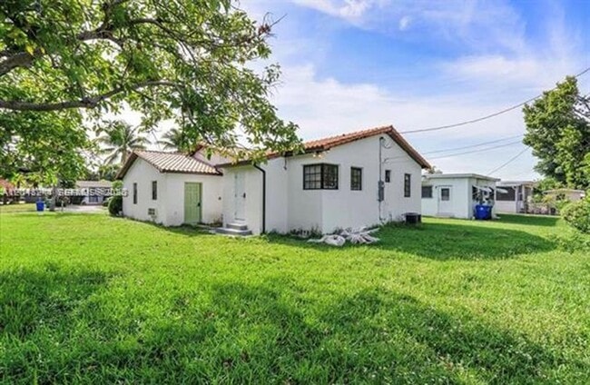 Building Photo - 860 NW 17th Ct