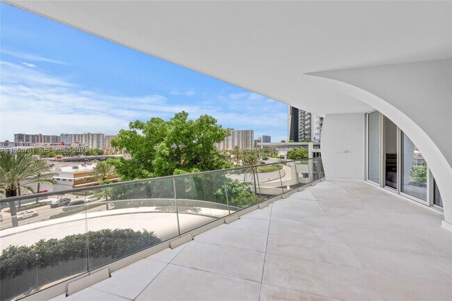 Building Photo - 16901 Collins Ave