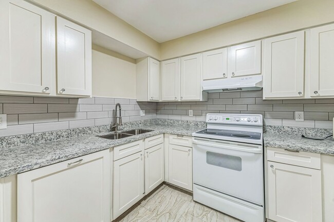 Building Photo - Renovated  condo in the heart of McAllen, ...