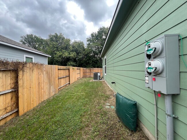 Building Photo - Elegant Home in Seguin!