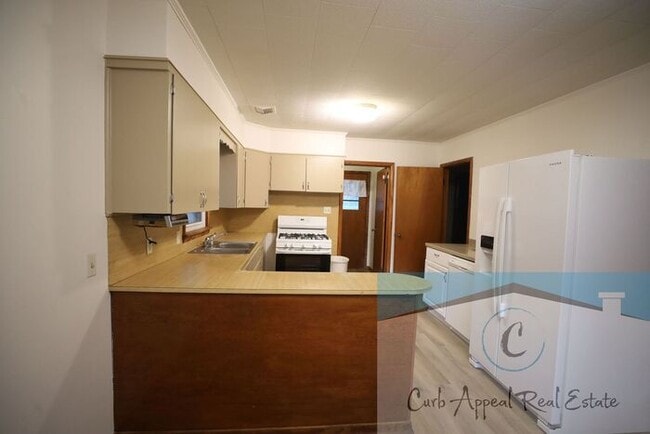Building Photo - Move in special $850!! Spacious 3 bed/1 bath home!!