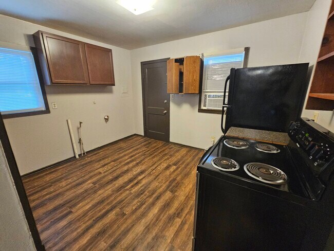 Building Photo - 608 S College Ave