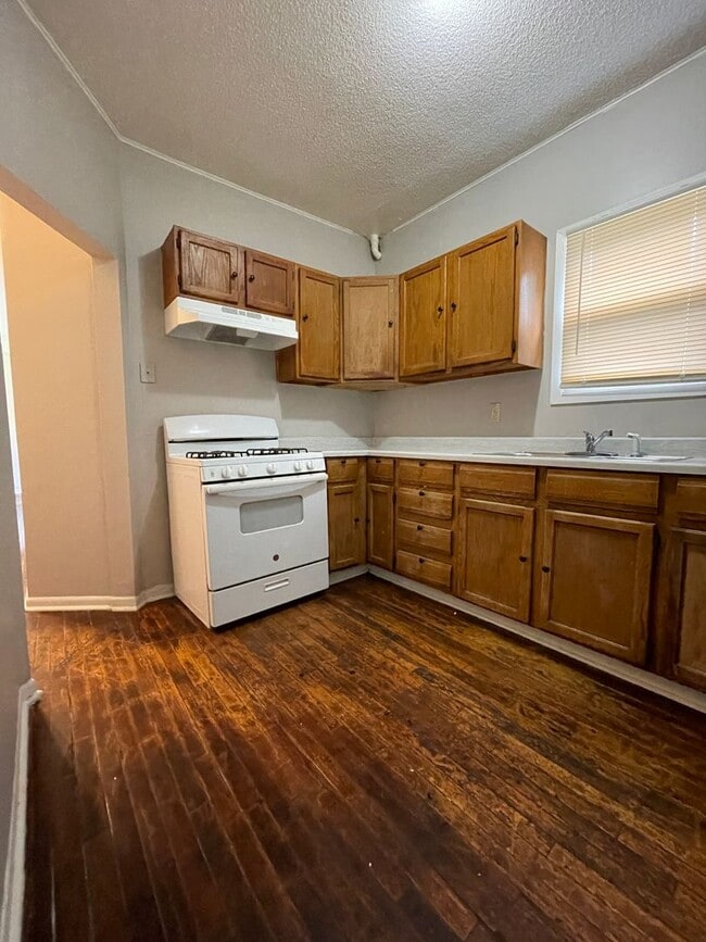 Building Photo - WARM & COMFY SINGLE FAMILY HOME