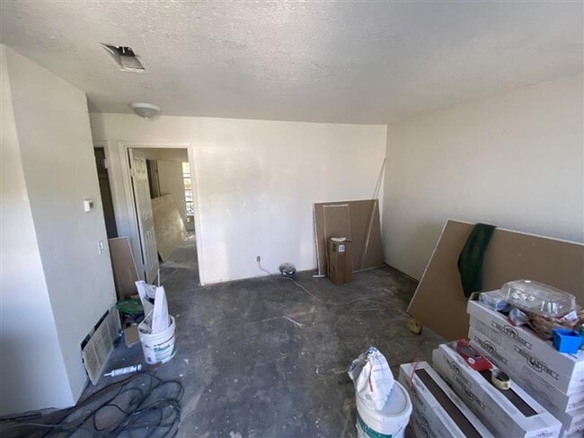 Building Photo - 2/1 Townhouse with covered parking