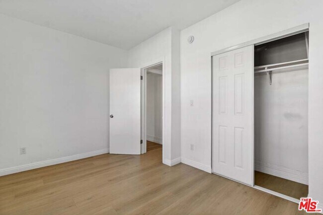 Building Photo - 1125 S Lake St