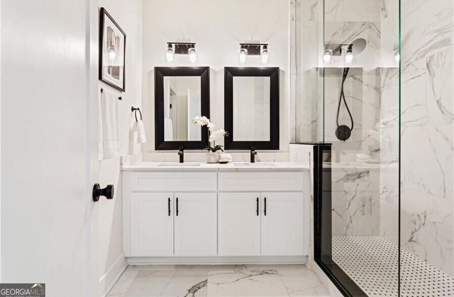 Building Photo - 1265 Oak St SW