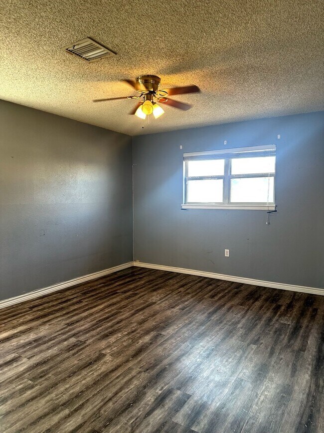 Building Photo - 3009 Bonham Ave