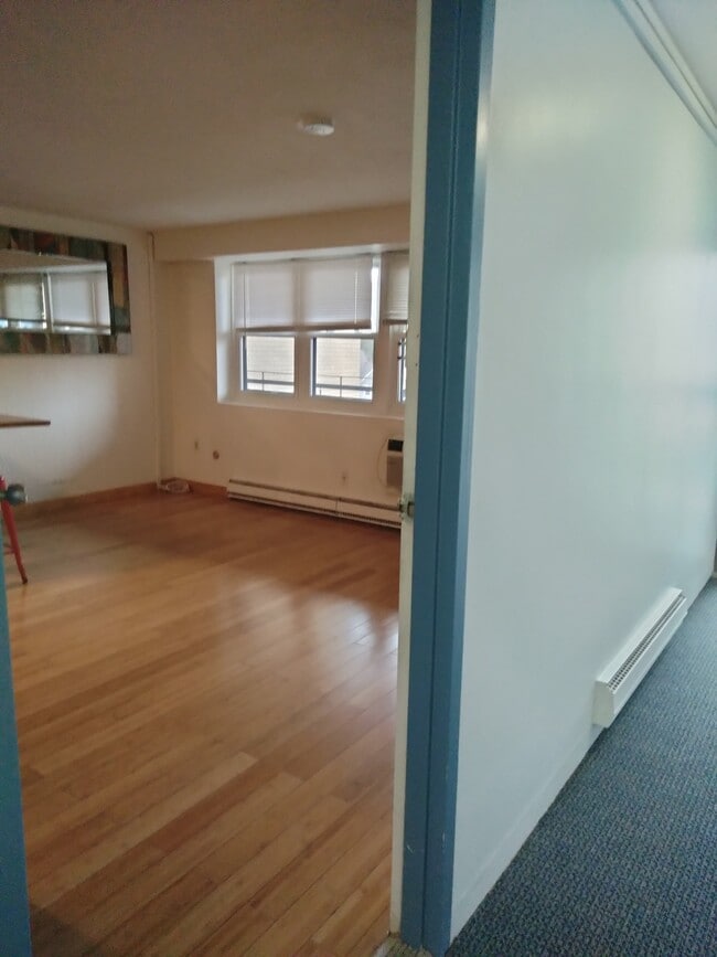 Building Photo - 340 Main St