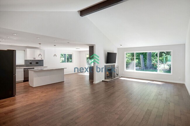 Building Photo - 3 Bed, 2.5 Bath Single Family Available fo...