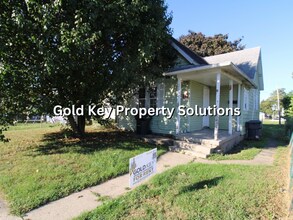 Building Photo - Updated 2 BR 1 BA House with Huge Kitchen ...