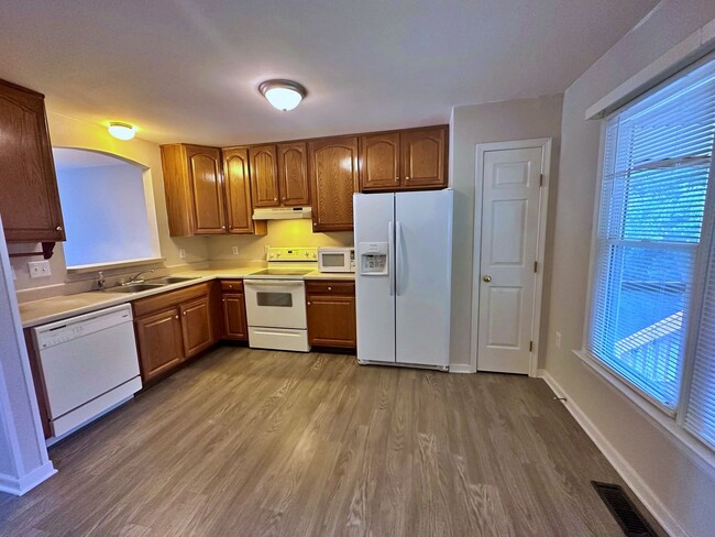 Building Photo - 4 Bedroom Townhouse Near Chesterfield Cour...