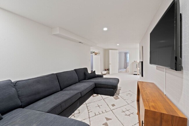 Building Photo - Beautiful Single Family Home!