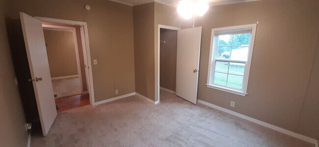 Building Photo - 261 Romance Rd