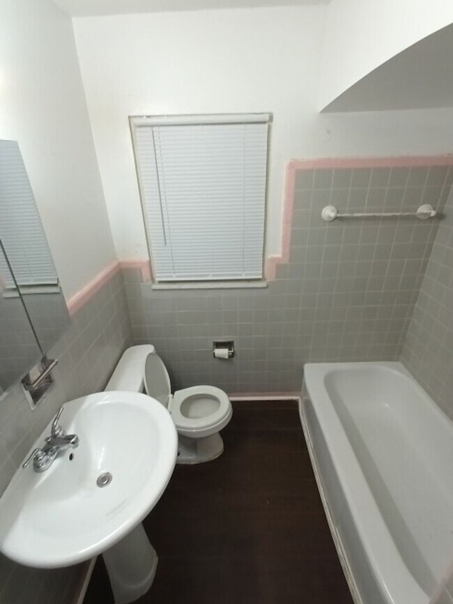 Building Photo - 3 bedroom, 1 bath, brick bungalow now available! $1,500