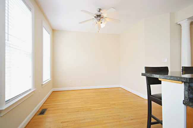Building Photo - Light-filled Glenwood Station Townhome