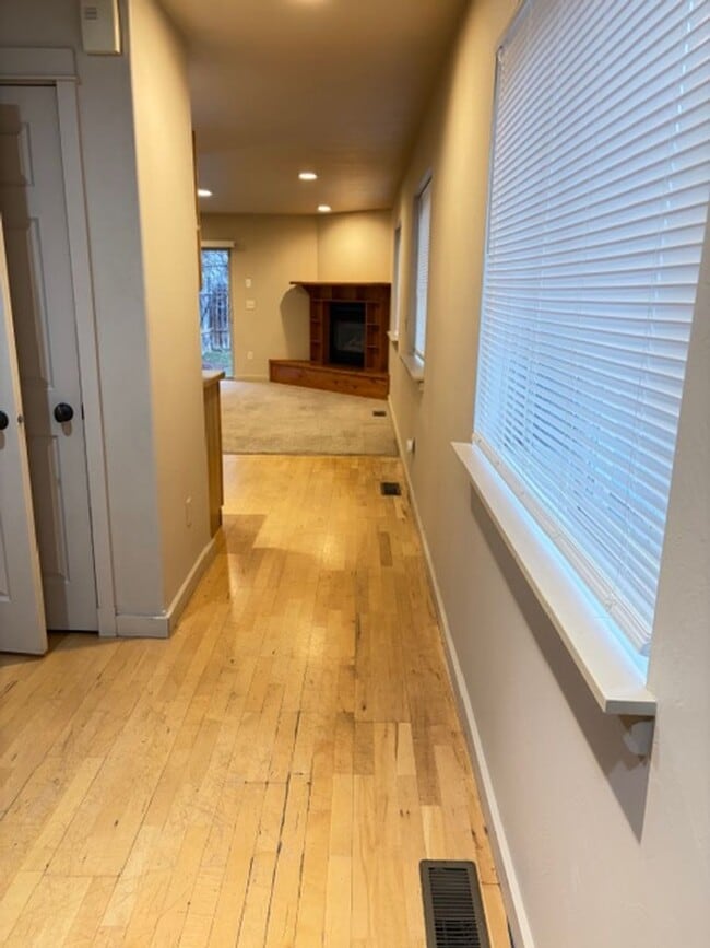 Building Photo - 3 Bedrooms 2 1/2 Bathroom Bozeman Townhouse - Great Location