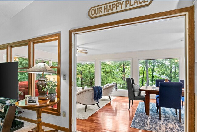Building Photo - 723 Shorewood Cir