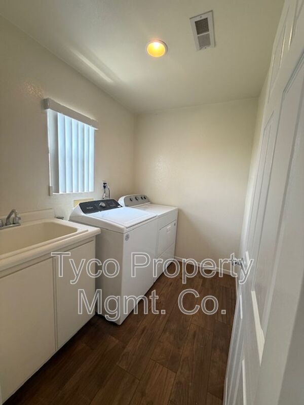 Building Photo - 1504 Welch Pl