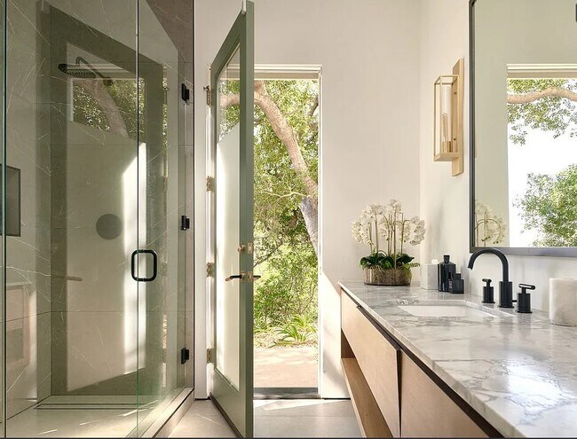 Building Photo - 13331 Mulholland Dr