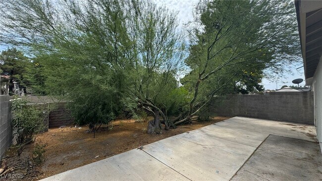 Building Photo - 4754 Willow Crest Ave